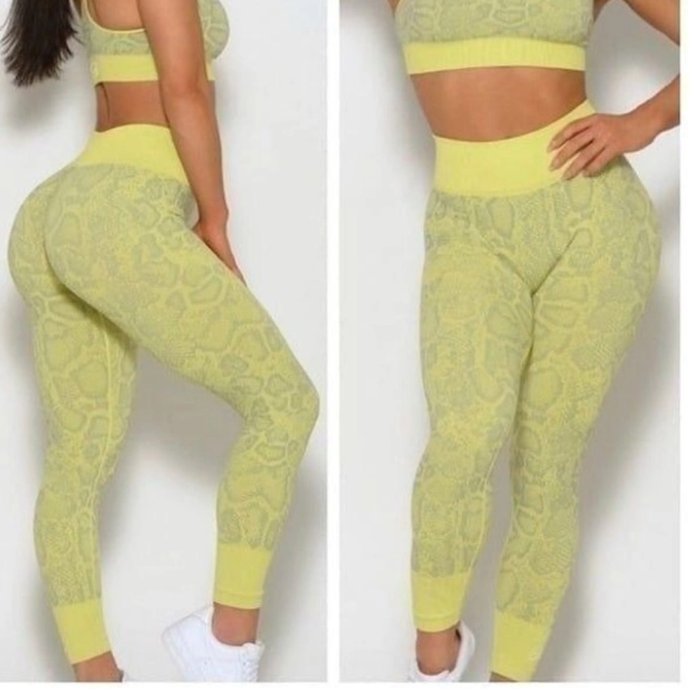 NWOT Bombshell Sportswear Snake Seamless Legging Yellow Size Medium